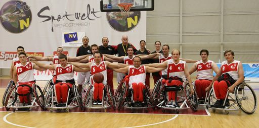  Von 18. Juli bis 21. Juli war St. Pölten Gastgeber
der Europameisterschaften im Rollstuhlbasketball, Division C. Das
österreichische Nationalteam holte sich den Titel und sicherte sich
damit den direkten Wiederaufstieg in die Division B.