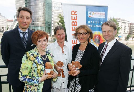 http://www.apa-fotoservice.at/galerie/4350 Im Bild
v.l.n.r.: Univ.Prof.Dr.Markus Peck-Radosavljevic (AKH_Wien,
Generalsekretär EASL), Angelika Widhalm (Vorsitzende der HHÖ),
Silvia Wogowitsch (Verein der Lebertransplantierten Österreich),
Univ.Prof.Dr.Gabriele Moser (AKH-WIEN), und Dr.Stefan Dorner (KAV
Wien)