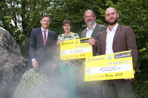  Preisverleihung Glockner-Öko-Fonds im
Fernsehgarten des ORF Salzburg. v.l.n.r.: GD Dr. Johannes Hörl
(Großglockner Hochalpenstraßen AG), LHStv. Dr. Astrid Rössler, die
beiden Preisträger Dr. Johannes Neumayer und Tobias Schernhammer