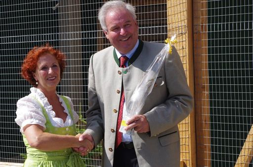  Das Abenteuer Greifvögel wurde heute von
Tourismusreferent Hermann Schützenhöfer (rechts) und GF Doris
Wolkner-Steinberger (links) eröffnet.