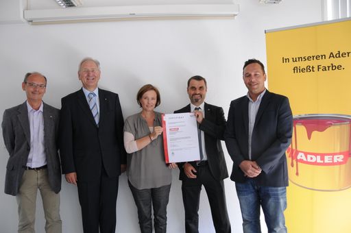 ADLER-Geschäftsführerin Andrea BERGHOFER und TÜV
AUSTRIA-Auditor Dipl.-Ing. Dr. Jürgen HAIN präsentieren das ISO
50001 Zertifikat. Bei der Verleihung am 31.7.2013 waren auch
ADLER-Betriebstechniker Alexander Pichler (li.),
ADLER-Bereichsleiter Technik Dr. Albert Keiler (2.v.li.) und
ADLER-Umweltschutz- und Sicherheitsbeauftragter Hannes Obermair
(ganz rechts) anwesend, die maßgeblich zur Zertifizierung
beigetragen haben.
