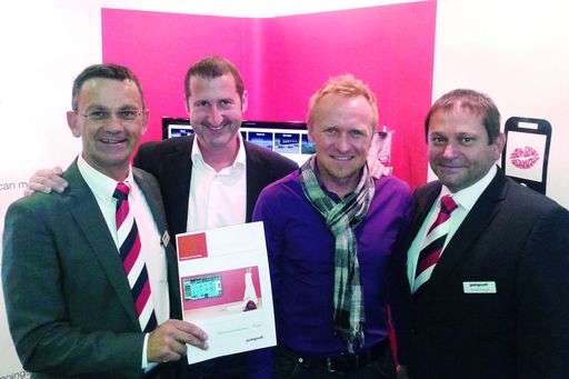 Marcus Praschinger und Sascha Dimitriewicz
(Mitte), die beiden Geschäftsführer der wombats Gruppe, freuen sich
gemeinsam mit dem goingsoft Team auf die nächsten "City Hostels" mit
zuverlässigem High-Speed-WLAN.
