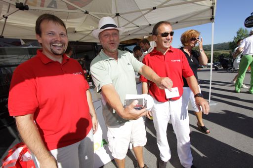 Vorschau Bild von v.li.: René Wedorn, Filialleiter Ruefa Krems,
Reinhard Nowak, Kabarettist und Schauspieler; Christian Zwickl,
Regionalleiter Niederösterreich/Burgenland
