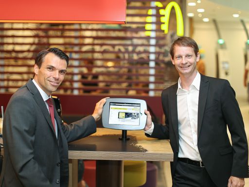 http://www.apa-fotoservice.at/galerie/4387 Im Bild
v.l.n.r.: Mag. Jochen Borenich, MBA, Vorstand Kapsch BusinessCom;
Mag. Holger Hirmann, Mag. Holger Hirmann, Director Development &
Real Estate McDonald's Österreich