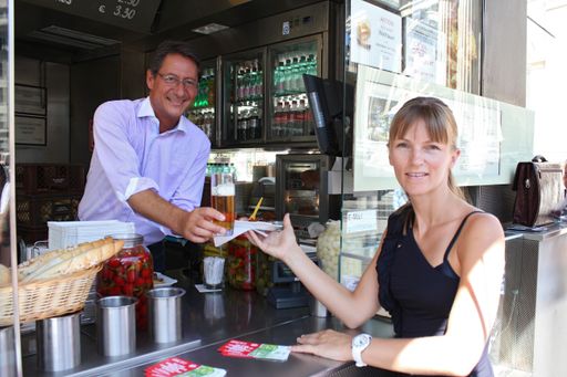 Vorschau Bild von Anlässlich des "Tax Freedom Day 2013" am
vergangenen Mittwoch machte heute BZÖ-Bündnisobmann Klubobmann Josef
Bucher im Rahmen mit einer Aktion auf die unglaubliche Steuer- und
Abgabenlast in Österreich aufmerksam.
