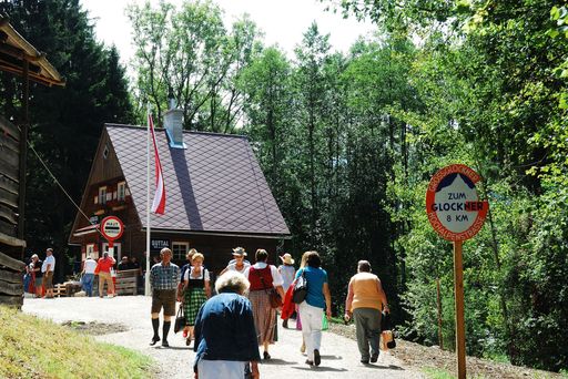 Mauthaus "Guttal" mit einem etwa 50 m langen
Stück der Großglockner Hochalpenstraße im Freilichtmuseum.