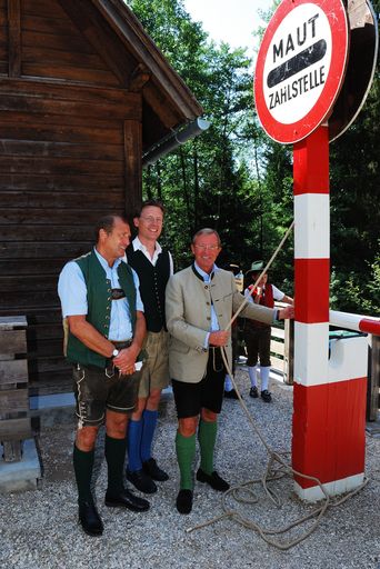 Vorschau Bild von v.l.n.r.: Dr. Michael Becker (Dir.
Freilichtmuseum Salzburg), Dr. Johannes Hörl (Vorstand Großglockner
Hochalpenstraßen AG) und LH Dr. Wilfried Haslauer bei der Öffnung
des Schranken beim Mauthaus "Guttal" im Freilichtmuseum.