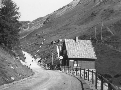 Vorschau Bild von Historische Aufnahme des Mauthauses "Guttal" am
ursprünglichen Standort an der Großglockner Hochalpenstraße