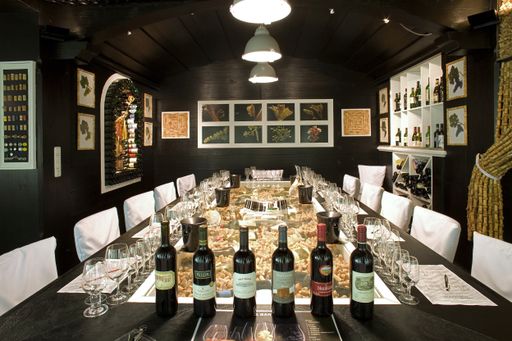 Vorschau Bild von Weit entfernt von den Weinbaugebieten
Österreichs Achensee und der Vinothek Korki entfernt sind, erlangte
die Weinbeißerwoche in den vergangenen Jahren den Ruf einer der
ersten Adressen für Weingenießer und Weinkenner zu sein.