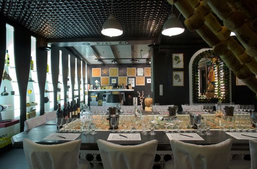 Vorschau Bild von Die Weinbeißerwoche erlangte in den vergangenen
Jahren den Ruf eine der ersten Adressen für Weingenießer und
Weinkenner. Den perfekten Rahmen dafür bildet die Vinothek Korki.