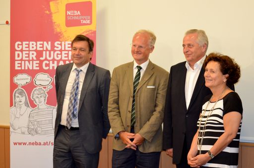 Vorschau Bild von NEBA-Schnuppertage 2013 Bilanz-PK am 06.August 2013
in Wien (v.l.n.r.): Dr. Günther Schuster, Leiter des
Bundessozialamtes; Dr. Gleitsmann, Abteilungsleiter Gesundheit &
Sozialpolitik; BM Rudolf Hundstorfer; Anna Durstberger,
Bereichsleiterin der PsychoSozialen Einrichtungen der Caritas der
Diözese St.Pölten, Anbieterin-Organisation des NEBA Netzwerkes
Berufliche Assistenz.