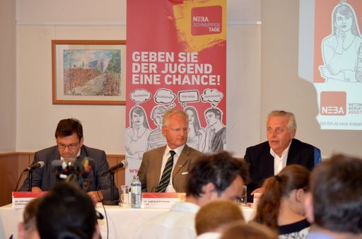 Vorschau Bild von NEBA-Schnuppertage 2013 Bilanz-PK am 06.August 2013
in Wien (v.l.n.r.): Dr. Schuster, Leiter des Bundessozialamtes; Dr.
Martin Gleitsmann, Abteilungsleiter Gesundheit & Sozialpolitik; BM
Rudolf Hundstorfer.