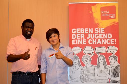 Vorschau Bild von NEBA-Schnuppertage 2013 Bilanz-PK am 06.August 2013
in Wien (v.l.n.r.): Jugencoach Blaise Batatabo der NEBA-Organisation
Miteinander; Schnupperling Mohammad Ziaii, 17 Jahre alt, der bei den
ÖBB eine Lehrstelle bekommen hat.