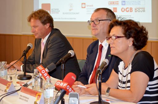 Vorschau Bild von NEBA-Schnuppertage 2013 Bilanz-PK am 06.August 2013
in Wien (v.l.n.r.): Hannes Lechner, Vizepräsident der
Ibis-Hotelgruppe für Süddeutschland & Österreich; Dr. Ernst Wurz,
Leiter der Personalentwicklung bei POLLMANN International; Anna
Durstberger, Bereichsleiterin der PsychoSozialen Einrichtungen der
Caritas der Diözese St.Pölten, Anbieterin-Organisation des NEBA
Netzwerkes Berufliche Assistenz.