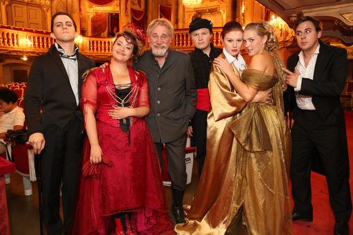  http://www.apa-fotoservice.at/galerie/4418 Im Bild
vlnr.: Dániel Foki (Falke), Ana Raquel Paulo (Rosalinde), Peter Rapp
(Frosch), Matthias Hoffmann (Frank), Laura Schneiderhan (Orlovsky),
Theresa Krügl (Adele), Christoph Filler (Eisenstein)