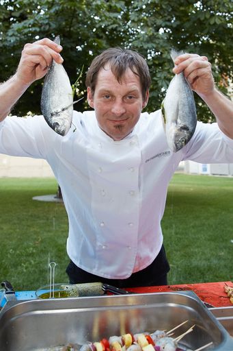  http://www.apa-fotoservice.at/galerie/4436 BERNIE
RIEDER - Spanferkelgrillerei im Sommer-Garten des "Österreicher im
MAK"
