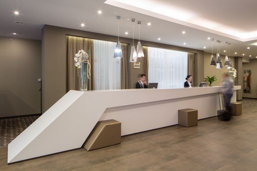 Vorschau Bild von Kernstück im neuen Break-Out Bereich: Trendige
Rezeption in chicem Weiß.