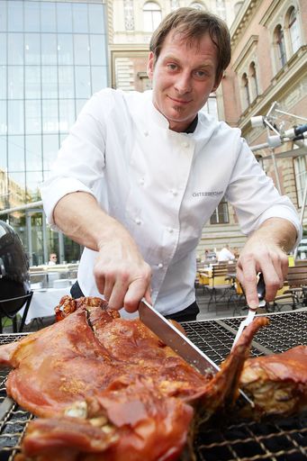 Vorschau Bild von http://www.apa-fotoservice.at/galerie/4436 BERNIE
RIEDER - Spanferkelgrillerei im Sommer-Garten des "Österreicher im
MAK"
