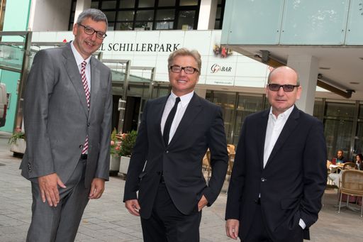 Vorschau Bild von Im Bild v.l.n.r.: Andreas Berger (GF der
Verkehrsbüro Hotellerie GmbH), Ernst Kirchmayr (Eigentümer Plus City
& Lentia City), Harald Nograsek (Generaldirektor der Verkehrsbüro
Group)