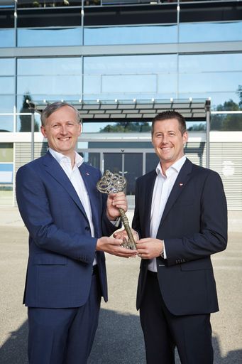 Vorschau Bild von Brendan Proctor (r.) übergibt den Vorsitz der
Geschäftsleitung von Lidl Österreich an Alexander Deopito.