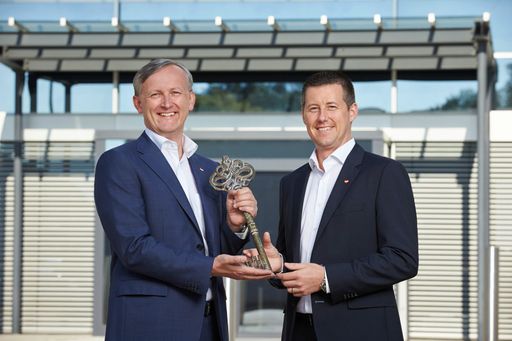 Vorschau Bild von Brendan Proctor (r.) übergibt den Vorsitz der
Geschäftsleitung von Lidl Österreich an Alexander Deopito.