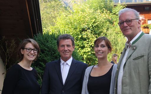 Wissenschaftsminister Dr. Karlheinz Töchterle gemeinsam mit den
beiden Siegerinnen des Gedankenwettbewerbs, Simone Pesendorfer und
Magdalena Biereder, sowie dem Vizepräsidenten des Forum Alpbach, Dr.
Caspar Einem (v.l.).