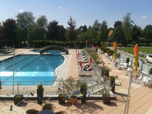  BZÖ-Chef Bucher fordert: "Schluss mit den
Nationalbank Privilegien. Eine Freizeitanlage mit 55.000
Quadratmetern Fläche, Freibad, Laufbahn, Beachvolleyballanlage,
Basketballplatz oder Schießstand um 1,5 Promille vom Lohn;