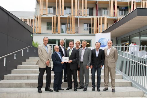  http://www.apa-fotoservice.at/galerie/4458 im Bild
v.l.n.r Peter Grabner (Leitender Arzt der VAEB), Gottfried Schuster
(Vorsitzender der Kontrollversammlung der VAEB), Ingmar Höbarth
(Geschäftsführer Klima- und Energiefonds) Niki Berlakovich
(Umweltminister), Susanne Walter (Vize-BGM Bad Schallerbach) Gerhard
Baumgartner ( Bürgermeister Bad Schallerbach) Werner Bogendorfer
(Direktor VAEB Bad Schallerbach) Kurt Sattler (Architekt, Architects
Collective)