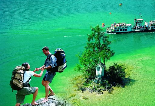 Wanderpärchen beim Ochsenkreuz - Ein Feuerwerk
an Farben scheint die Natur im Herbst am Wolfgangsee "abzubrennen".
Ebenso bunt ist das Veranstaltungsangebot für die Besucher der
Wolfgangseeregion.