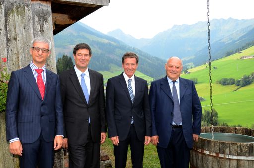  v.l.n.r.: Minister Pikalo, Staatssekretär Dell` Ambrogio,
Minister Töchterle und Landeshauptmann Durnwalder unterzeichneten
eine multilaterale Forschungskooperation