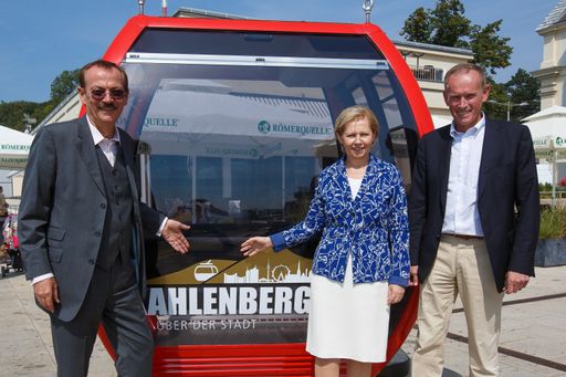 (v.l.n.r.): Initiator KommR Ing. Josef Bitzinger
(Spartenobmann Tourismus und Freizeitwirtschaft Wien), KommR
Brigitte Jank (Präsidentin Wirtschaftskammer Wien) und Dr. Michael
Bitterl (Seilbahn-Experte Doppelmayr Seilbahnen) präsentieren ein
Konzept für eine Seilbahn auf den Kahlenberg.