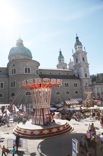 Vorschau Bild von Vor allem die kleinen FestbesucherInnen freuen
sich auf das traditionelle Kettenkarussell.