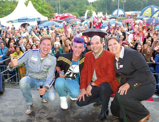  "DSDS"-Star Daniele Negroni rockte beim
Niveafest vor der H2O Therme die Bühne. V.l.n.r: Robert Steiner,
DSDS-Star Daniele Negroni, Mag. Christian Rotter (GF H2O
Hoteltherme) und Margarete Rieger (Marketing H2O Hoteltherme)