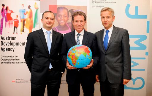  Wissenschafts- und Forschungsminister Dr. Karlheinz Töchterle und
Staatssekretär Dr. Reinhold Lopatka präsentierten zusammen mit
ADA-Geschäftsführer Dr. Martin Ledolter eine neue
Stipendieninitiative für Forscher aus EZA-Ländern.