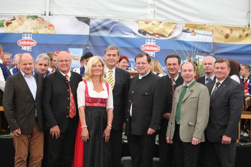 Im Bild (v.l.): Otto Leitgeb BLM,
DI Josef Braunshofer Vorsitzender GF BLM, LLWK OÖ Präsident
ÖR Ing. Franz Reisecker, Margit Mayr-Steffeldemel - Schärdinger
Landmolkerei, Raiffeisenverband OÖ Dr. Rudolf Binder,
Pfarrer Wiesinger, Ing. Herbert Altendorfer GF BLM, Landesrat
Land OÖ Landesrat Max Hiegelsberger, BLM Zentralbetriebsrat
Ludwig Baier, BLM Obm. Johann Schneeberger.