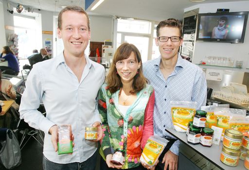  http://www.apa-fotoservice.at/galerie/4492/ Im Bild
v.l.n.r.: Mag. Marek Makowski (Geschäftsführer Birkengold GmbH),
Mag. Maria Holzer (Ernährungswissenschafterin) und DDr. Klaus
Kotschy (Mikroskopzahnarzt)