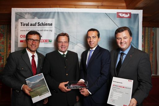  Präsentierten die Bahnoffensive des Tiroler
Tourismus: Josef Margreiter (GF Tirol Werbung), LH Günther Platter,
Christian Kern (CEO ÖBB Holding AG) und WK-Fachgruppenobmann
Siegfried Egger (v.l.).