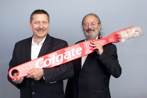 http://www.apa-fotoservice.at/galerie/4498 Im Bild
v.l.n.r.: Harald Keck, Country Manager Colgate und Dr. Wolfgang
Kopp, Prohpylaxereferent der Österreichischen Zahnärztekammer.