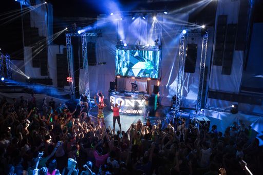 Bereits in Woche 1 heizt Superstar-DJ Steve Aoki
den MaturantInnen bei Summer Splash ein.