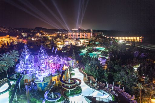 Vorschau Bild von Das beindruckende Summer Splash Resort mit dem
Volksbank Party Castle.