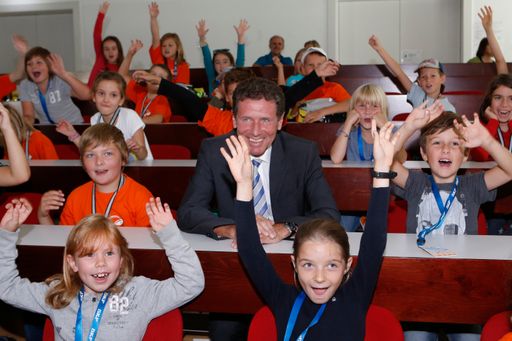 Wissenschafts- und Forschungsminister Karlheinz
Töchterle zwischen jungen Teilnehmern der Kinderuniversität Steyr.
