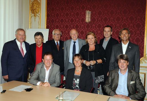 Die Mitglieder der Bundes-Sportkonferenz v.l.r:
Vorne: Stellvertretender Vorsitzende Herbert Kocher, ehemalige
Spitzensportlerin Ursula Profanter und SC Dr. Samo Kobenter. Hinten:
Dkfm. Dr. Leo Windtner, Prof. Peter Schröcksnadel, Kons. Siegfried
Robatscher, Dr. Ralph Vallon, Vorsitzende Astrid Stadler, Ing.
Christian Meidlinger und ehemaliger Spitzensportler DDr. Christoph
Schmölzer. Nicht am Bild: Abg. z. NR Dr. Peter Wittmann.