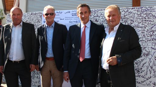  Vor der Tafel mit der Petition "Pro-Skiverbindung Helm - Rotwand"
und den hunderten Unterschriften der Kundgebungsteilnehmer: Franz
Senfter (Präsident Sextner Dolomiten AG), Fritz Egarter
(Bürgermeister Sexten), Wirtschaftslandesrat Thomas Widmann mit dem
Organisator der Kundgebung: Erwin Lanzinger (TVB Hochpustertal).