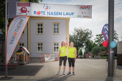  http://www.apa-fotoservice.at/galerie/4529/
v.l.n.r.: Annemarie Gruber und Sigrid Beck (Laufteam ADEG Gruber).
Beim ROTE NASEN Lauf in Leobersdorf zählt nicht die Zeit sondern die
Strecke. Jeder gelaufene Kilometer kommt der Arbeit der ROTE NASEN
Clowndoctors zugute. Grund genug für ADEG Kauffrau Annemarie Gruber
aus Pernitz, um gemeinsam mit ihrer Laufpartnerin Sigrid Beck
mitzulaufen. Insgesamt spulten die beiden 20 Kilometer ab.