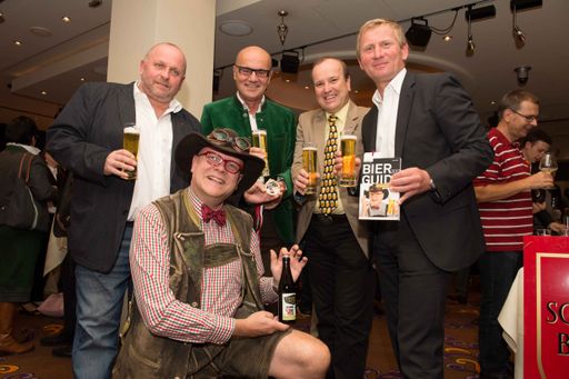 http://www.apa-fotoservice.at/galerie/4477 Im
Bild: v.l.n.r. Gerhard Rudelstorfer (Foxis Schlosstaverne),
Bierpapst Conrad Seidl, Robert Seeber (Obmann der Sparte Tourismus
OÖ), Karl Schiffner (Biergasthaus Schiffner), Martin Gallistl
(Pöstlingberg Schlössl)