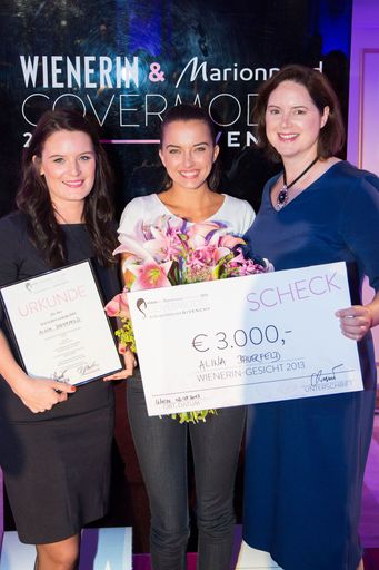 Marionnaud Marketingleiterin Daniela Priester, das
WIENERIN Covermodel 2013 Alina Bauerfeld und WIENERIN
Chefredakteurin Sylvia Margret Steinitz