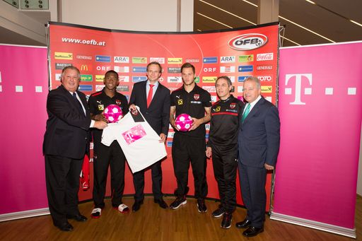  Im Bild v.l.n.r.: ÖFB-Generaldirektor Alfred
Ludwig, David Alaba, Andreas Bierwirth (CEO T-Mobile Austria), Marko
Arnautovic, ÖFB-Präsident Leo Windtner