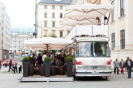  http://www.apa-fotoservice.at/galerie/4556/ Das
Carpe Diem Flying Restaurant ist in Wien gelandet.