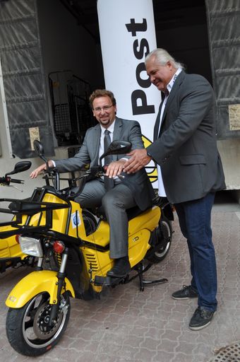 Fuhrparkleiter der Österreichischen Post AG, Alexander
Casapiccola (l.), beim Test der "iO King Kong" in Begleitung von
Ing. Bernd Kraemmer (r.) Copyright: iO Scooter