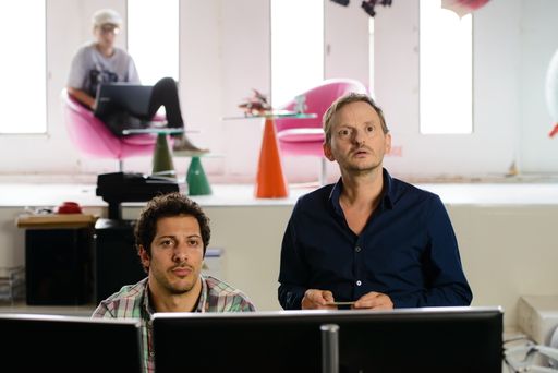 Regie: Anno Saul. Chestnut Films GmbH & Co.
KG/Constantin Film Verleih GmbH. Thomas (Milan Peschel, rechts) wird
auf die Idee gebracht, bei Familienaufstellungen Frauen aufzureißen.
Daniel (Fahri Yardim) ist mäßig begeistert.